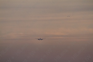 着陸体制の飛行機が大空から迫る