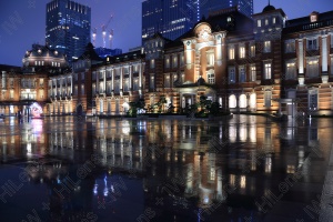 雨に濡る東京駅前