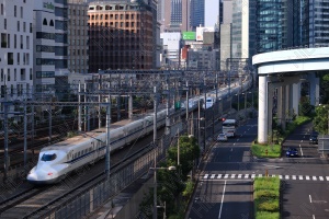 東海道新幹線が走る東京の都市風景