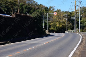 ゆるくカーブが連続する地方の道路