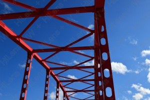 赤色のトラス橋から見上げた青空