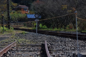 用途を終えた線路と静かなる集落