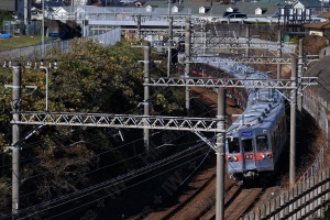 京成千葉線がカーブする交通風景