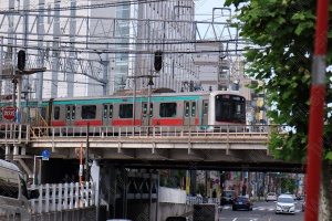 中央林間行き直通列車が通る曳舟駅の風景