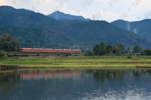 東武日光線の鹿沼地区は美しい高原の鉄道風景