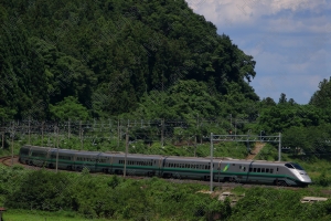 山形新幹線「つばさ」が横切る夏の板谷峠