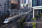 東海道新幹線が走る東京の都市風景