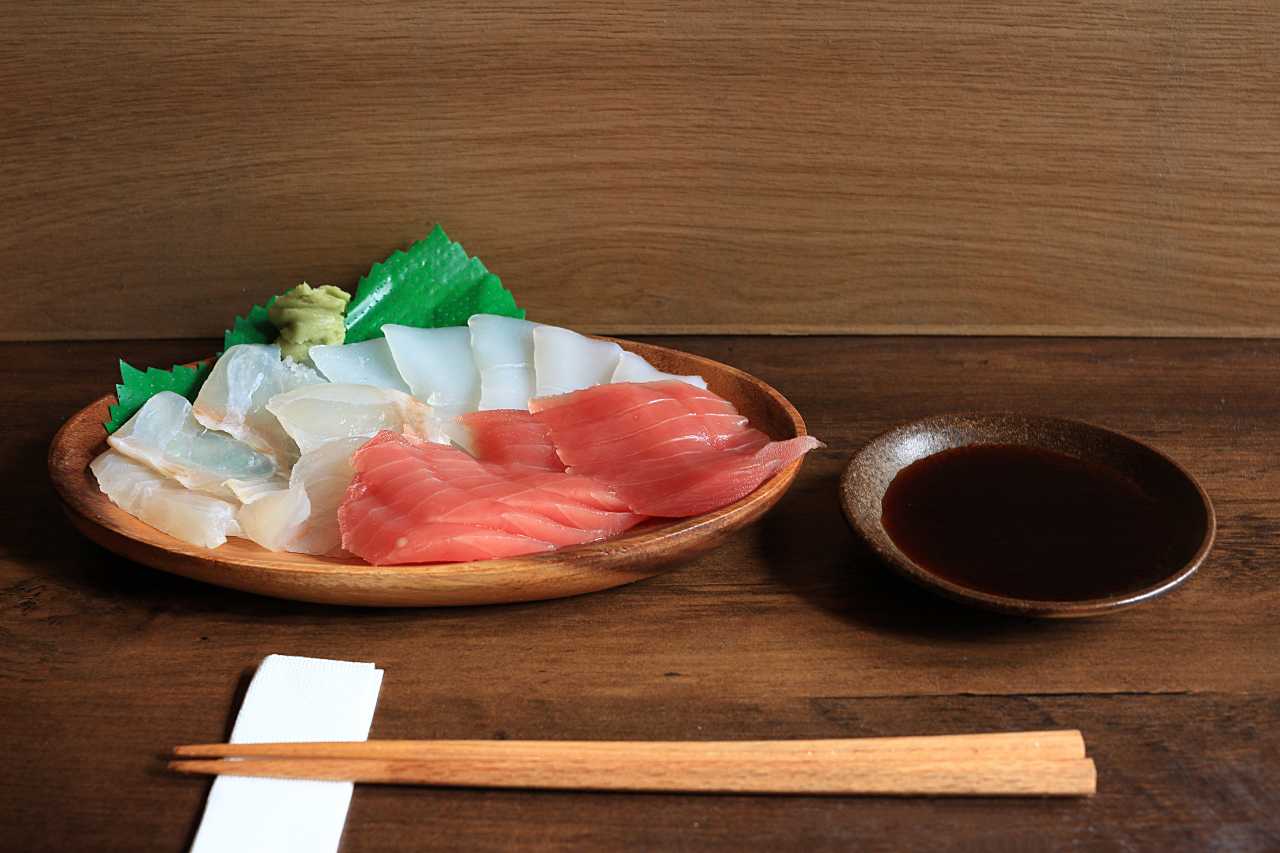 刺身盛りと木製ダイニングの写真素材