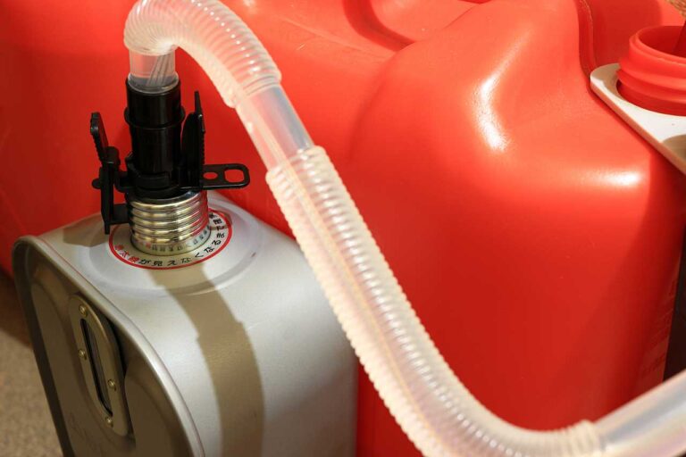 家庭用ヒーターに燃料補給の写真素材