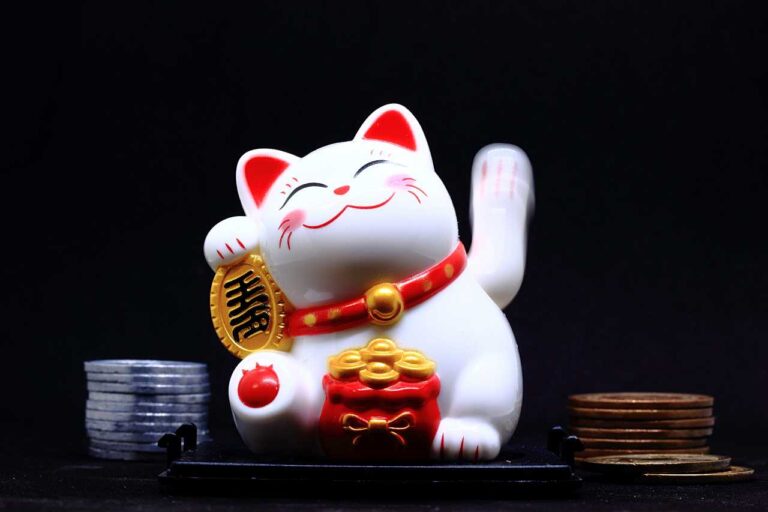 まねきねこの手招きの写真素材