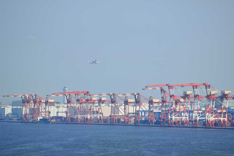 世界とつながる貿易港の写真素材