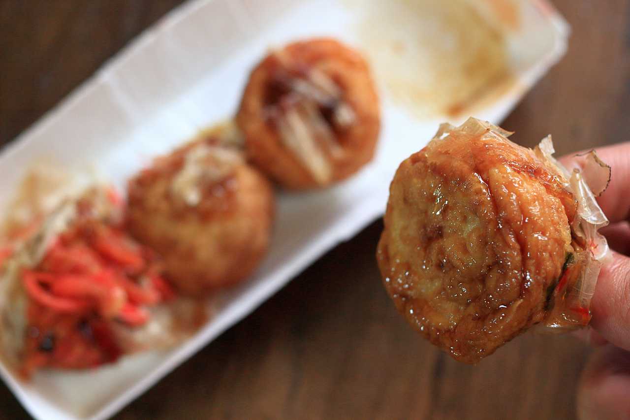 たこ焼きを味わう写真素材