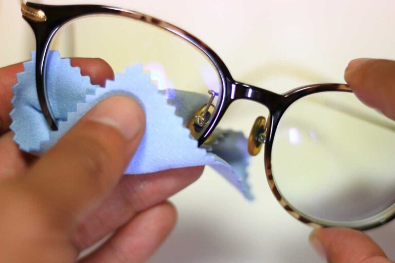 メガネレンズ磨きの写真素材