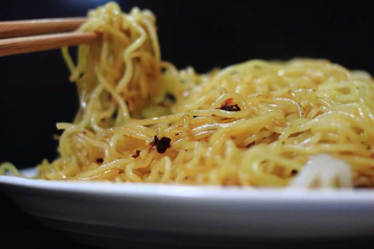 焼きそばを箸上げの写真素材