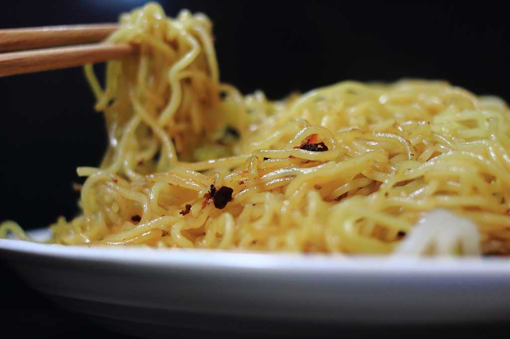 焼きそばを箸上げの写真素材