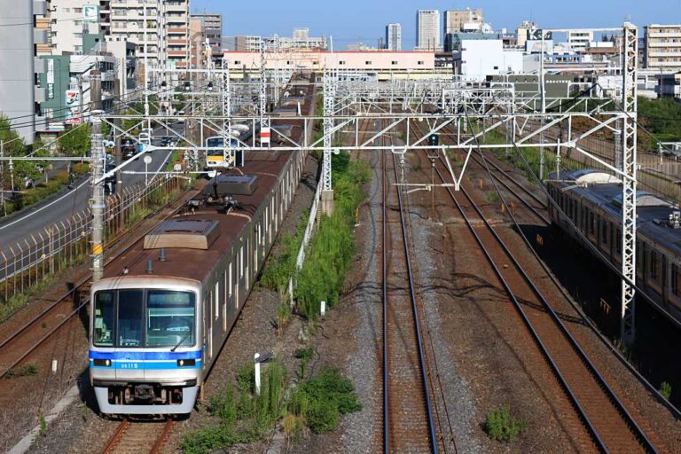 朝を行き交う総武線の写真素材