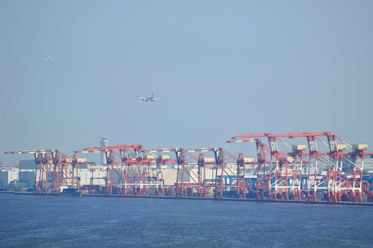 世界とつながる貿易港の写真素材