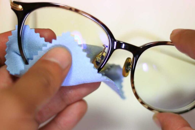 メガネレンズ磨きの写真素材