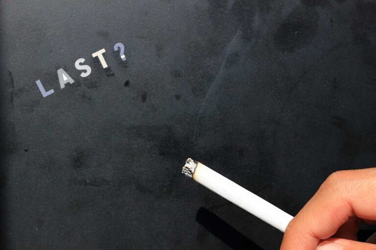 喫煙と自問自答の写真素材