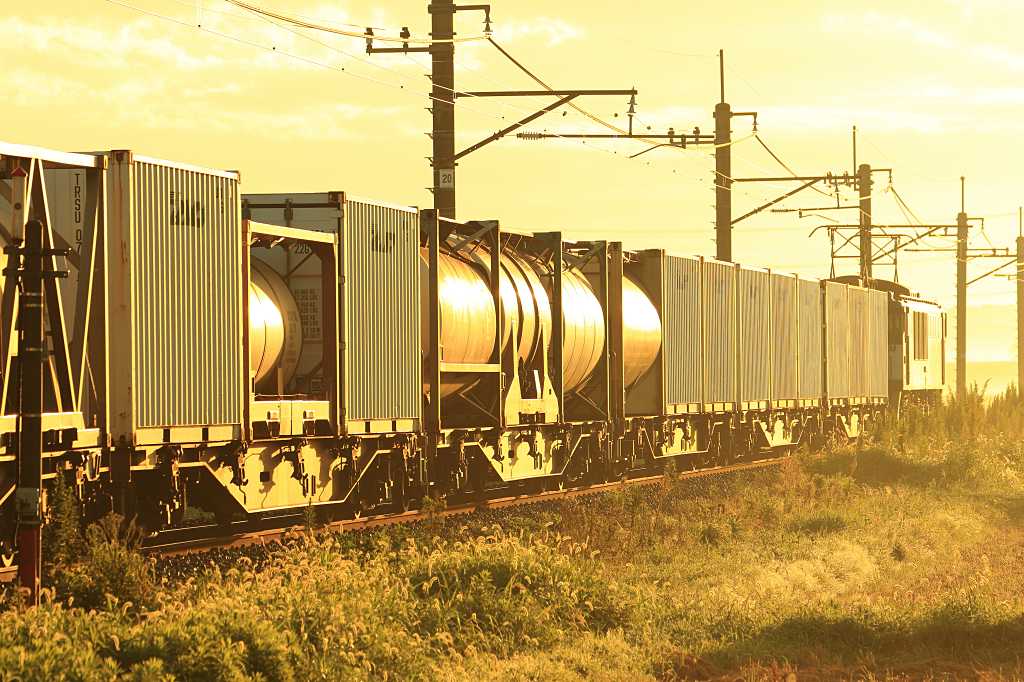 朝焼け貨物列車の写真素材