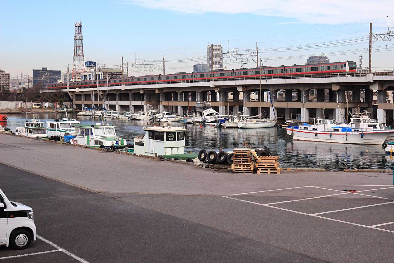 京葉線と潮風吹く港の写真素材