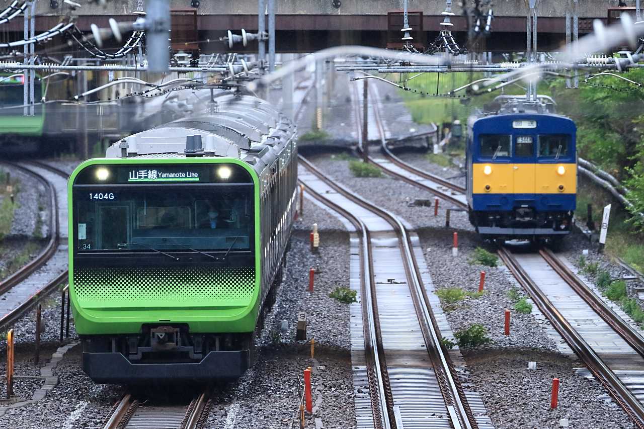 都市を結ぶ首都圏の線路の写真素材
