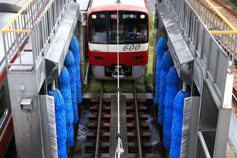 赤い電車の洗い場の写真素材