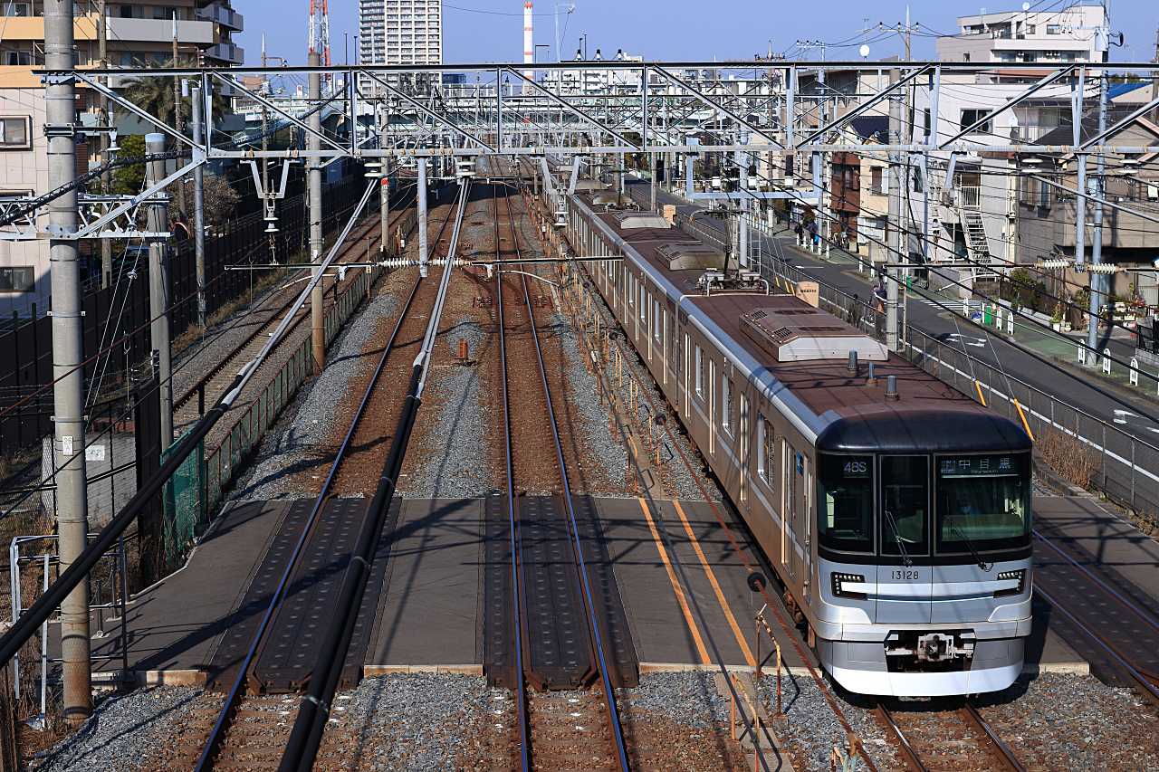 複々線区間を走る地下鉄の写真素材
