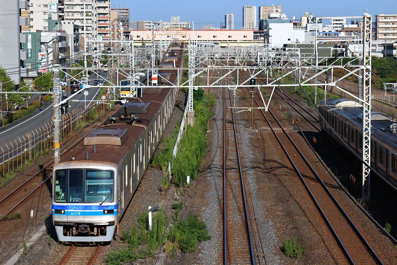 朝を行き交う都市交通の写真素材