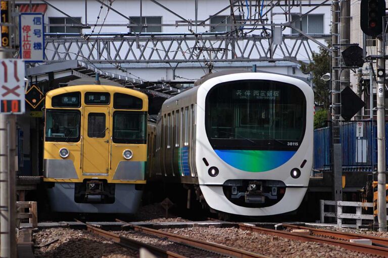 電車が行き交う駅前の写真素材