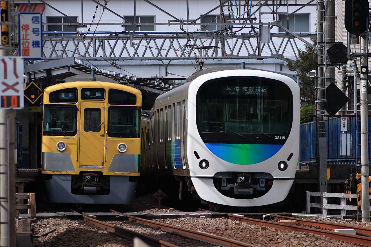 電車が行き交う駅前の写真素材