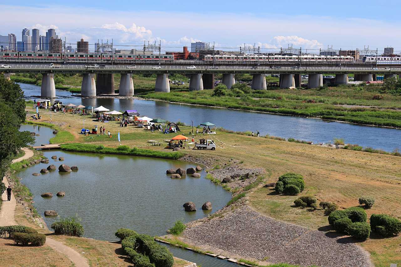 多摩川橋梁の休日の写真素材