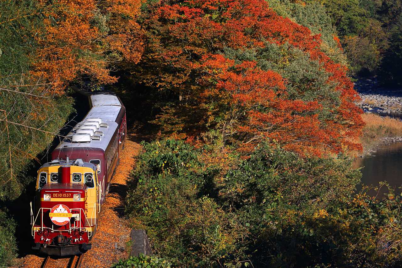 わたらせ渓谷鐵道の晩秋の写真素材