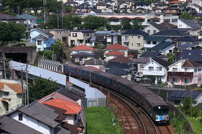 地下鉄が飛び出す横浜丘陵の写真素材