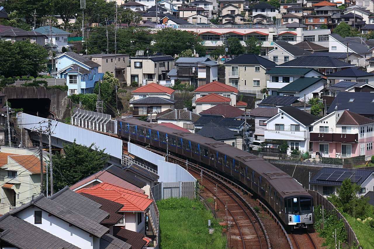 地下鉄が飛び出す横浜丘陵の写真素材