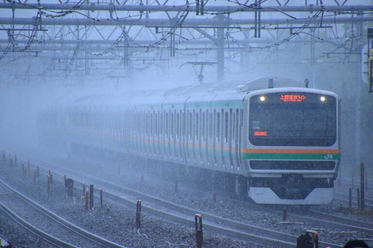 雨煙る通勤電車の写真素材