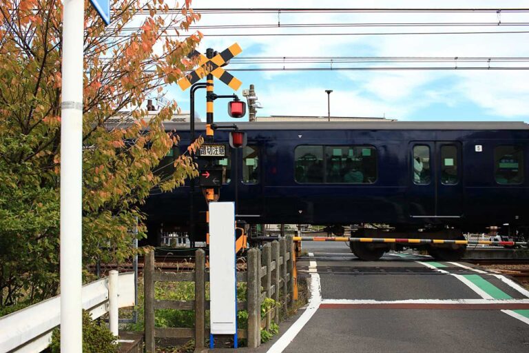 街路と鉄道踏切の写真素材