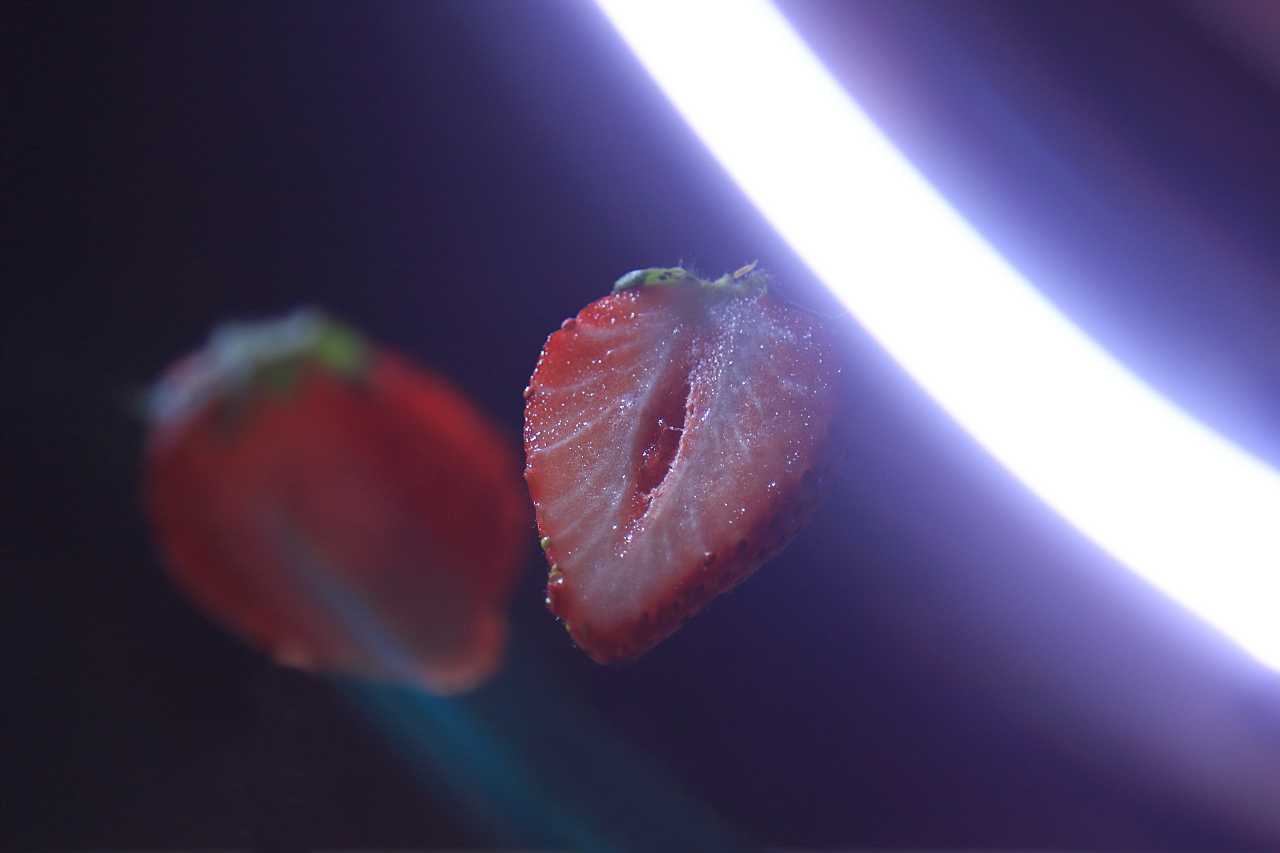 いちごをサムライ斬りの写真素材