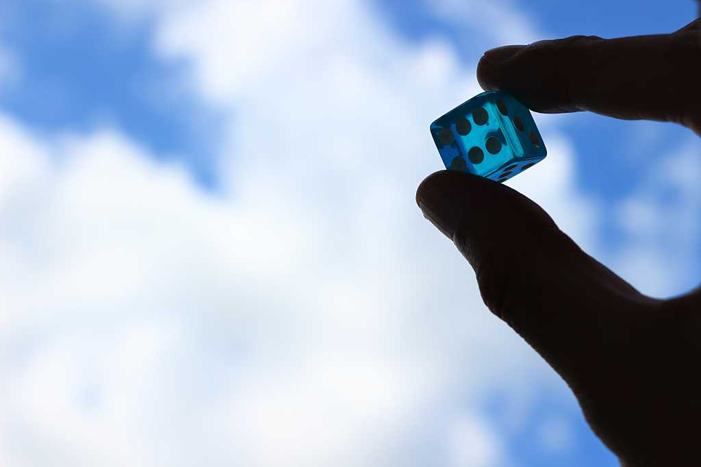 運試しと青空の写真素材