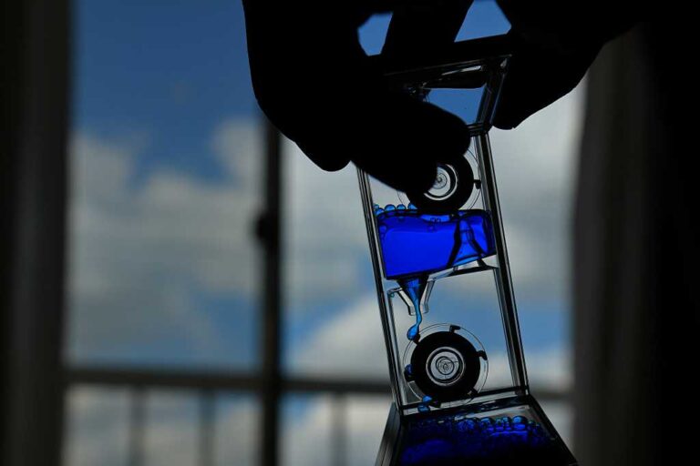 時を刻む水時計の写真素材