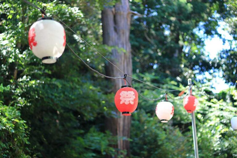 祭りへ誘う提灯の写真素材