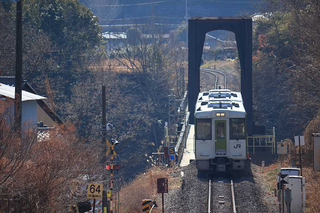 優しい日差しのローカル線の写真素材