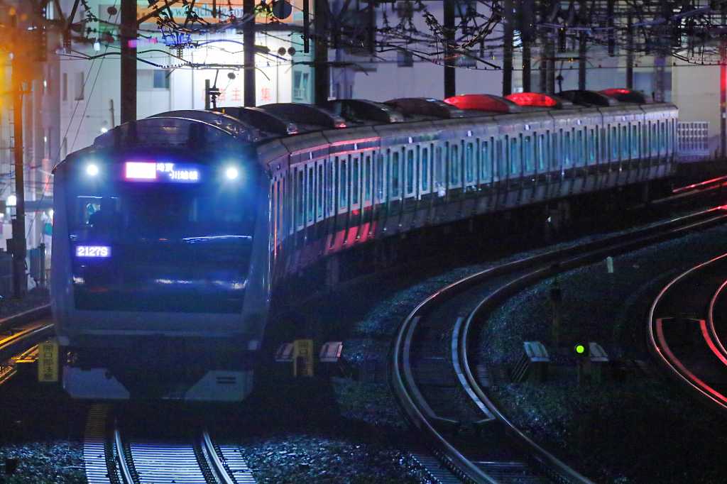 通勤快速が都心をカーブの写真素材