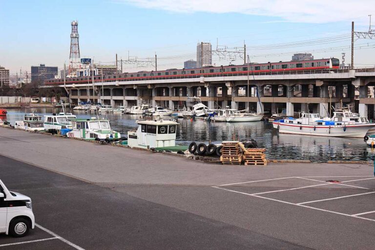 京葉線と潮風吹く港の写真素材