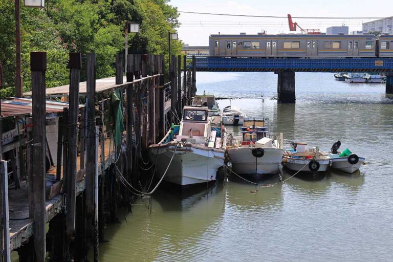 鶴見線と運河の桟橋の写真素材