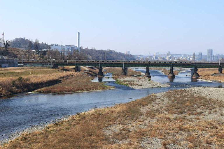 橋上を行き交う南武線の写真素材