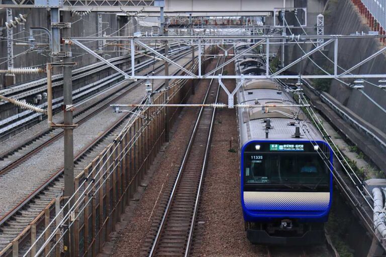 高速度へ加速する横須賀線の写真素材