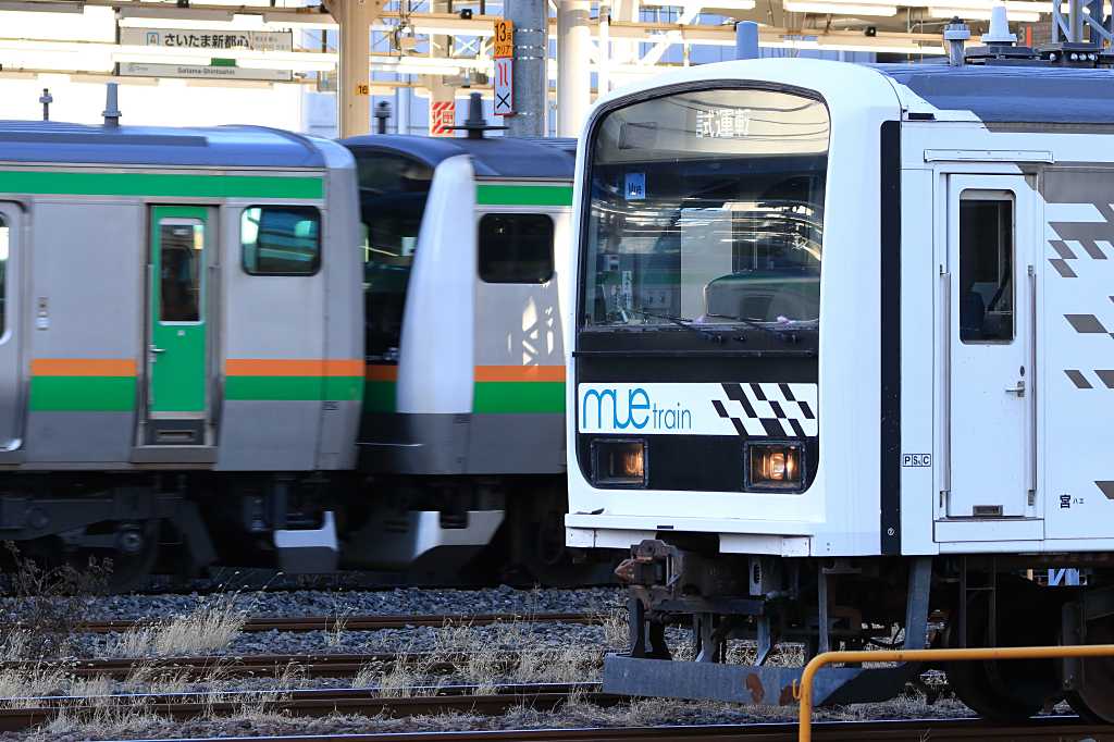 大宮操車場で通過待ちの写真素材