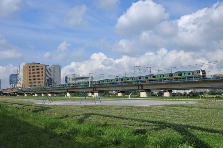 東海道線と多摩川橋梁の写真素材