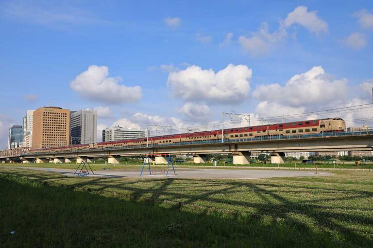 寝台列車と多摩川橋梁の写真素材